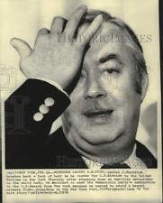 1976 Press Photo Daniel Moynihan leaves U.S. mission to the United Nations picture