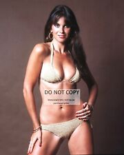 ACTRESS CAROLINE MUNRO PIN UP - 8X10 PUBLICITY PHOTO (RT593) picture