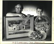 1990 Press Photo Artists Stan Routh and Vera Martin with examples of their work picture