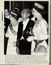 1971 Press Photo Empress Nagako, Emperor Hirohito and Queen Elizabeth at palace. picture