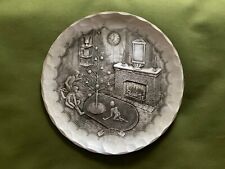 VNC VINTAGE 8 INCH NATALE 1982 CHRISTMAS HEARTH THEMED PEWTER PLATE GROVE CITYPA picture