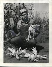 1953 Press Photo Malta Bend Mo. Leonard Haase averaged 131.59 bushels of corn picture