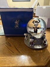 PEANUTS ON PARADE SNOOPY MULTI CHARACTER WATER GLOBE MUSIC BOX  RARE picture