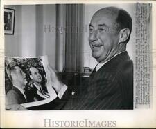 1960 Press Photo Adlai Stevenson with picture of Dean Rusk and President Kennedy picture