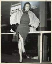 1954 Press Photo Actress Arlene Dahl posing at the International Airport picture