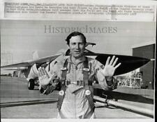 1967 Press Photo John Stonehouse describes F-111 test flight to newsmen in Texas picture