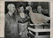 1950 Press Photo Pres.Harry Truman hold a 35-pound white Holland tom turkey picture