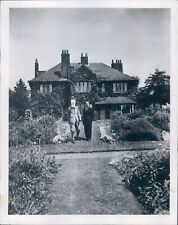 1945 Press Photo Gabriel Pascal With George Bernard Shaw at His Country Home picture