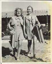 Press Photo Actresses Sheila Bromley and Jane Wyman wear beach playsuits picture