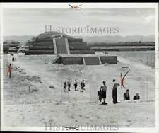 1974 Press Photo Tourists admire the Toltec Pyramids near Mexico City picture