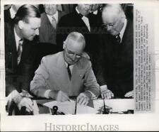 1949 Press Photo Pres. Truman signs legislation to raise minimum wage to 75cents picture