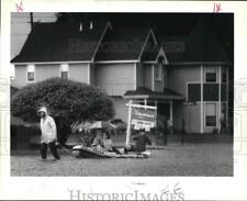 1989 Press Photo Family rafts its way out of Ormond subdivision during flooding picture