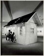 Press Photo People look at broken home at Ken Gray Anchorage Museum - lrb33118 picture