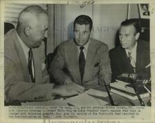 1951 Press Photo Actor Tom Neal talks with District Attorney S. Ernest Roll. picture
