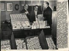 1962 Press Photo New York Officials seized counterfeit money from Brooklyn house picture