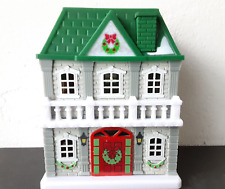 COBBLESTONE CORNERS 2023 MINIATURE XMAS VG FRENCH-STYLE HOME NEEDS 2 AAA BATTERY picture