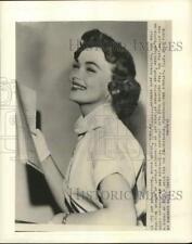 1955 Press Photo Actress Kipp Hamilton with movie contract in California picture