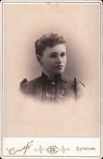 1890s SYRACUSE, NEW YORK antique cabinet card photograph ATTRACTIVE YOUNG WOMAN picture