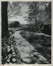 1989 Press Photo Home exterior lawn and brick garden path - spa51584 picture