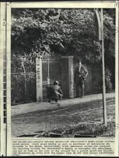 1970 Press Photo Plain clothes Dutch police guard Indonesian ambassador home picture