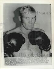 1975 Press Photo Boxer Richard Dunn talks about Muhammad Ali in London picture