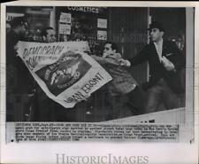 1960 Press Photo Plain clothed Policeman grabs man who makes a grab for a sign picture