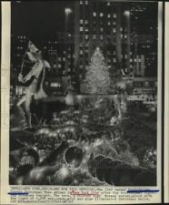 1965 Press Photo 33rd Rockefeller Center Christmas Tree shines in New York City picture