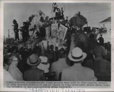 1954 Press Photo Crowd watches Carnival Parade in New Orleans - nex19541 picture