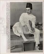 1958 Press Photo Aga Khan removes his shoes near Gandhi shrine in New Delhi picture