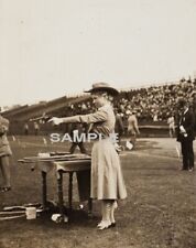 1922 ANNIE OAKLEY FIRING A PISTOL 8.5X11 Photo picture
