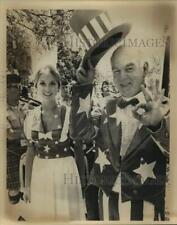 Press Photo Al Rohde and friend in parade, Texas - saa21843 picture