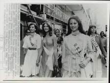 1976 Press Photo Miss Universe contestants stroll along downtown Kowloon picture