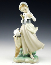 Lladro Figurine GIRL WITH PIGEONS FEEDING DOVES BIRDS #4915 Retired Mint picture