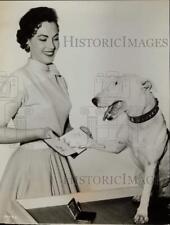 1955 Press Photo Wildfire gives paw autograph to co-star Jarma Lewis, Hollywood picture