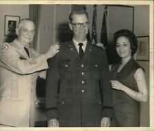 1966 Press Photo Lt. Col. Robert E Hartvigsen receives insignia at Brook General picture