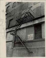 1976 Press Photo Combat Zone building's fire escape in deplorable state, Boston picture