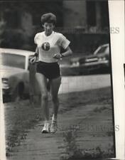 1982 Press Photo Alabama-Miss Annette Emanuel enjoys street running as a runner. picture