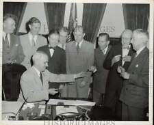 1946 Press Photo President Truman hands out pens to congressmen in D.C. picture