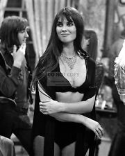 ACTRESS CAROLINE MUNRO PIN UP - 8X10 PUBLICITY PHOTO (BT282) picture