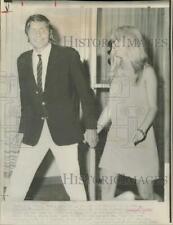 1966 Press Photo Brigitte Bardot and husband Gunther Sachs leave Las Vegas shop. picture