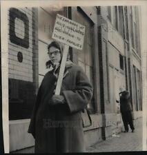 1952 Press Photo Mrs. Carl Shay Picketed Against Allis Chalmers Manufacturing Co picture