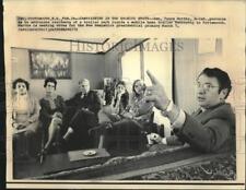 1972 Press Photo Senator Vance Hartke, D-IN with mobile home residents in NH picture