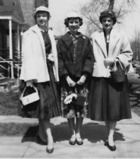 2V Photograph Group Photo Three Women 3 Lovely Ladies 1950's SIZE: 3.5x3.5 picture