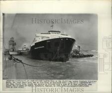 1960 Press Photo Tanker Sinclair Petrolore shown in Fawley Hampshire, England picture