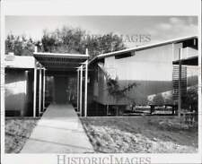 1961 Press Photo Exterior view of a house with modern design - lra75242 picture