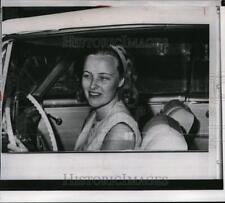 1965 Press Photo Pat White, wife of Gemini 4 Astronaut, Edward White, in her car picture