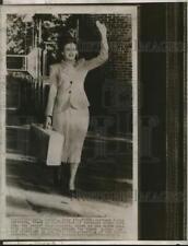 1951 Press Photo Madge Meredith leaves Tehachapi Prison in California picture