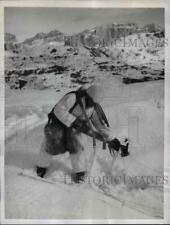 1955 Press Photo Hitting the silk over the alps mountain in Italy. picture
