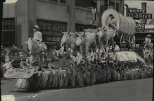 1953 Press Photo Liberty Orchards float at a parade, Cashmere, Washington picture