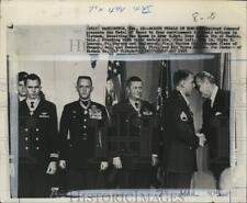 1969 Press Photo President Johnson presents Medal of Honor to servicemen in DC picture